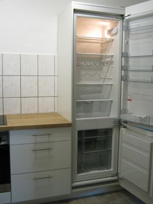 Küche mit großem Kühlschrank und Gefrierschrank