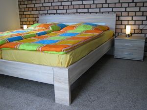 Doppelbett im Schlafzimmer 1