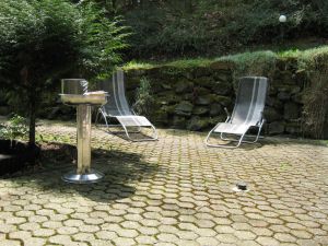 Terrasse mit Grill und Sonnenliegen