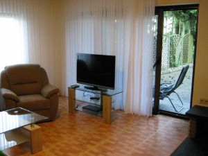 Wohnzimmer mit HD-Flachbild-TV, Sat-Empfang, DVD-Player, große Schiebetür mit Ausgang zur Terrasse