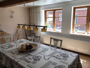 Tisch und 6 Stühle