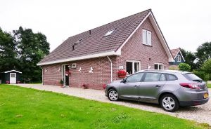 Algemeine Ansicht mit Gartenschuppen, Eingang und Parkplatz