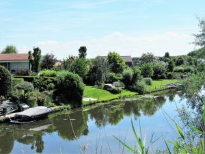 Ansicht des Parks von dem benachbarten Kanal