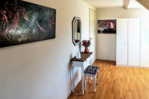 Schlafzimmer mit Toilettentisch, Schreibtisch und Kleiderschrank