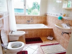 Hauptbadezimmer am Obergeschoss mit Badewanne, Dusche, WC, Bidet, und Waschbecken
