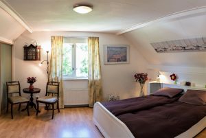 Das grosse Schlafzimmer mit romantischen Doppelbett und Sitze