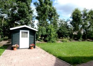 Der Garten mit Rasen und Geräteschuppen.