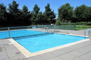 Das Schwimmbad mit Kinderbereich und Liegewiese
