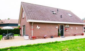 Seiteansicht mit Terrrasse und Eingang