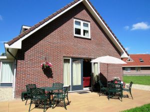 Grosse Terrasse mit romantischen Gartenmöbel