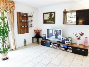 TV Ecke im Wohnzimmer mit Plasma TV und DVD Player