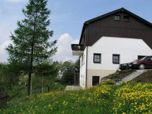 Außenansicht hinten - Die mittlere Etage gehört Ihnen. Sie ist von vorn ebenerdig - Höhe Parkplatz.