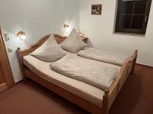 Schlafzimmer mit Doppelbett und Komfortmatratzen