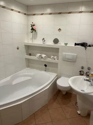 Erstes Bad mit Eckbadewanne