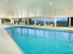die Einrichtungen im Hotel können mitbenutzt werden, wie z.B. das Hallenbad, Sauna, Solarium