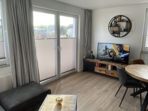 Küche mit Backofen und Spülmaschine