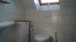 Kleines WC, mit Waschbecken und Dachfenster. Zwischen beiden großen Schlafzimmern