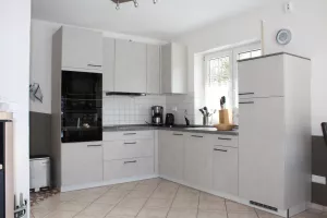 Kühlschrank mit Gefrierfach, Mikrowelle, Geschirrspüler, Herd mit Backofen, Kaffeemaschine, Wasserkocher, Toaster