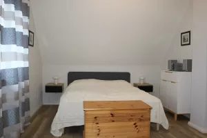Schlafzimmer mit Doppelbett 160x200