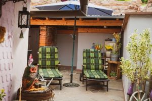 Aussenbereich Der Aussenbereich:
Zum Haus gehört ein schöner eingemauerter Innenhof, in dem es sich sehr gut Grillen lässt. Über ein kleines Törchen und eine Treppe kommt man direkt hinauf zu den Feldern, Weiden und Wiesen, wo man hervorragend mit dem Hund laufen kann. Zum Wald, in dem es sich dann richtig gut wandern lässt, ist es auch nicht weit.
Der Aussenbereich ist ebenfalls so gut ausgestattet wie der Rest des Hauses und ausbruchssicher für Hunde.
Sonnenliegen und Sonnenschirme laden zum Sonnenbad auf unserer wunderschönen Terrasse ein - auf der man einfach nur entspannen und sich wohlfühlen kann.
Ein großer Tisch mit 6 Stühlen sowie ein Grill stehen zur Verfügung.