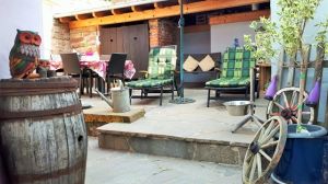 Aussenbereich Der Aussenbereich:
Zum Haus gehört ein schöner eingemauerter Innenhof, in dem es sich sehr gut Grillen lässt. Über ein kleines Törchen und eine Treppe kommt man direkt hinauf zu den Feldern, Weiden und Wiesen, wo man hervorragend mit dem Hund laufen kann. Zum Wald, in dem es sich dann richtig gut wandern lässt, ist es auch nicht weit.
Der Aussenbereich ist ebenfalls so gut ausgestattet wie der Rest des Hauses und ausbruchssicher für Hunde.
Sonnenliegen und Sonnenschirme laden zum Sonnenbad auf unserer wunderschönen Terrasse ein - auf der man einfach nur entspannen und sich wohlfühlen kann.
Ein großer Tisch mit 6 Stühlen sowie ein Grill stehen zur Verfügung.