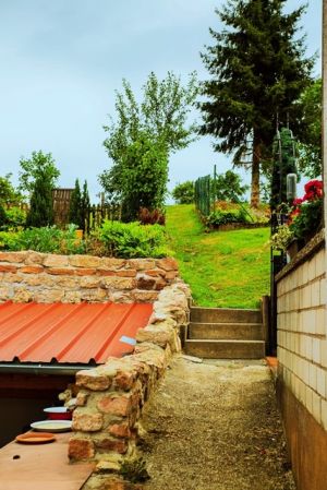 Aussenbereich Der Aussenbereich:
Zum Haus gehört ein schöner eingemauerter Innenhof, in dem es sich sehr gut Grillen lässt. Über ein kleines Törchen und eine Treppe kommt man direkt hinauf zu den Feldern, Weiden und Wiesen, wo man hervorragend mit dem Hund laufen kann. Zum Wald, in dem es sich dann richtig gut wandern lässt, ist es auch nicht weit.
Der Aussenbereich ist ebenfalls so gut ausgestattet wie der Rest des Hauses und ausbruchssicher für Hunde.
Sonnenliegen und Sonnenschirme laden zum Sonnenbad auf unserer wunderschönen Terrasse ein - auf der man einfach nur entspannen und sich wohlfühlen kann.
Ein großer Tisch mit 6 Stühlen sowie ein Grill stehen zur Verfügung.