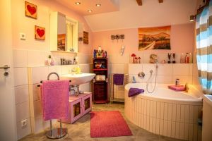 Bad im OG Bad im Obergeschoß
Das urgemütliche Bad mit Wohlfühlwanne lädt zum Entspannen ein.
Das Bad ist ausgestattet mit Wohlfühlwanne, Dusche, Waschbecken, Spiegelschrank und WC.
Föhn und diverse Kosmetikartikel sind vorhanden.