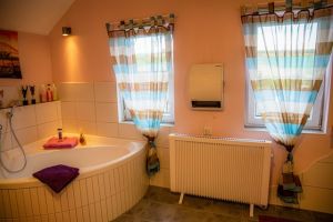 Bad im OG Bad im Obergeschoß
Das urgemütliche Bad mit Wohlfühlwanne lädt zum Entspannen ein.
Das Bad ist ausgestattet mit Wohlfühlwanne, Dusche, Waschbecken, Spiegelschrank und WC.
Föhn und diverse Kosmetikartikel sind vorhanden.