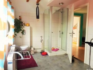 Bad im OG Bad im Obergeschoß
Das urgemütliche Bad mit Wohlfühlwanne lädt zum Entspannen ein.
Das Bad ist ausgestattet mit Wohlfühlwanne, Dusche, Waschbecken, Spiegelschrank und WC.
Föhn und diverse Kosmetikartikel sind vorhanden.