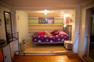 Prinzessinen Zimmer im UG Schlafzimmer 1 im Untergeschoß - das Prinzessinnen-Zimmer
Dieses ist mit einem 1,40 Meter Bett, Nachttisch, Leselampe, Kommode, Kleiderständer und gemütlichem Sofa ausgestattet.
Das Zimmer hat TV mit SAT Emfpang.
Offenes Wohnen – Zimmer ohne Tür