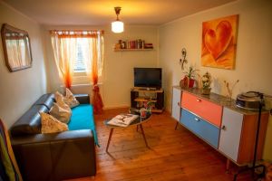 Schlafzimmer 1 im UG Schlafzimmer 1 im Untergeschoß - das Prinzessinnen-Zimmer
Dieses ist mit einem 1,40 Meter Bett, Nachttisch, Leselampe, Kommode, Kleiderständer und gemütlichem Sofa ausgestattet.
Das Zimmer hat TV mit SAT Emfpang.
Offenes Wohnen – Zimmer ohne Tür