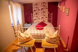 Schlafzimmer 2 im UG Schlafzimmer 2 im Untergeschoß
Dieses ist mit einem 1,40 Meter Bett, Nachtschränckchen, Leselampen und einer kleinen Kommode zur Unterbringung Ihrer Kleider ausgestattet.
Das Zimmer hat TV mit SAT Empfang.
Offenes Wohnen - Zimmer ohne Tür