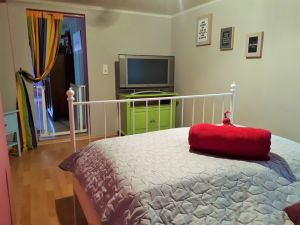 Schlafzimmer 2 im UG Schlafzimmer 2 im Untergeschoß
Dieses ist mit einem 1,40 Meter Bett, Nachtschränckchen, Leselampen und einer kleinen Kommode zur Unterbringung Ihrer Kleider ausgestattet.
Das Zimmer hat TV mit SAT Empfang.
Offenes Wohnen - Zimmer ohne Tür