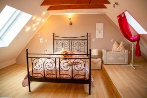 Schlafzimmer 3 im OG Schlafzimmer 3 im Obergeschoß
Das Schlafzimmer ist mit einem 1,40 Meter Bett, Nachtschränckchen, Leselampen, einem Kleiderständer, Ventilator und einer kleinen Kommode ausgestattet.