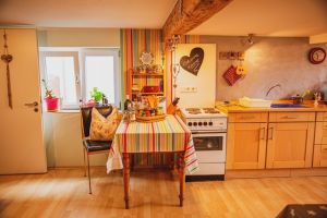 Wohn-Ess-Küche-im UG Im unteren Stockwerk befinden sich zwei Schlafzimmer, ein kleines Bad und die Wohn-Essküche.
Diese hat eine niedrige Raumhöhe von ca. 1,90 Meter - was den Fachwerkhäusern ihren Charme verleiht und sie unheimlich gemütlich und urig macht.
Die Wohn-Essküche
Sie ist mit allem Notwendigen ausgestattet. Ein 4-Platten Elektro-Herd mit Backofen, Mikrowelle, Senseo Kaffeemaschine, Filterkaffeemaschine, Kühlschrank mit Eisfach, Radio mit CD, Toaster, Wasserkocher. Kaffee, Tee und Gewürze, ein Geschirrtuch und Spülschwamm stehen ebenfalls zur Verfügung.
Natürlich haben wir auch für unsere kleinen Gäste einen Trip Tap Stuhl !
Ein Kaminofen sorgt für eine gemütliche Wärme.