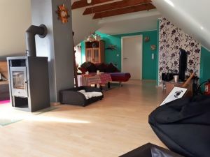 Wohnzimmer im OG Wohnzimmer im Obergeschoß
Das Wohnzimmer ist mit Kaminofen und Lese-Ecke eingerichtet.
Es ist einiges an Büchern, Spielen, DVD ´s und CD´s für Groß und Klein vorhanden.
Auch verfügt es über ein Schlafsofa auf dem zusätzlich jemand schlafen kann sowie einer Ottomane.
Natürlich gibt es hier auch eine Ecke für die vierbeinigen Gäste.
Auch hier ist ein Ventilator vorhanden.
