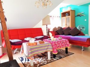 Wohnzimmer im OG Wohnzimmer im Obergeschoß
Das Wohnzimmer ist mit Kaminofen und Lese-Ecke eingerichtet.
Es ist einiges an Büchern, Spielen, DVD ´s und CD´s für Groß und Klein vorhanden.
Auch verfügt es über ein Schlafsofa auf dem zusätzlich jemand schlafen kann sowie einer Ottomane.
Natürlich gibt es hier auch eine Ecke für die vierbeinigen Gäste.
Auch hier ist ein Ventilator vorhanden.