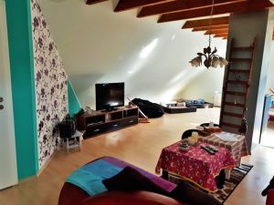 Wohnzimmer im OG Wohnzimmer im Obergeschoß
Das Wohnzimmer ist mit Kaminofen und Lese-Ecke eingerichtet.
Es ist einiges an Büchern, Spielen, DVD ´s und CD´s für Groß und Klein vorhanden.
Auch verfügt es über ein Schlafsofa auf dem zusätzlich jemand schlafen kann sowie einer Ottomane.
Natürlich gibt es hier auch eine Ecke für die vierbeinigen Gäste.
Auch hier ist ein Ventilator vorhanden.