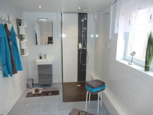 mit ebenerdiger Rainshower-Dusche und direktem Zugang zur Sauna