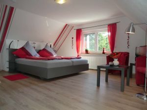 mit nett gestaltetem Ambiente.
Gemütlicher Sitzgruppe und TV.