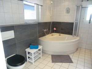 Gr. Bad mit Eckwanne und Duschvorrichtung