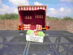 auf der großen sonnigen Terrasse.
Ebenso reichlich Gartenmöbel für 10 Personen.