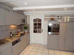 mit allen elektrischen Geräten und Abstellraum mit 2.Kühlschrank.