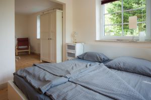 mit Schrank und Sessel,
bei Bedarf Babybett