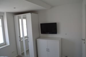 Schlafzimmer gemütliches Schlafzimmer mit Spiegelkleiderschrank und Kommode, Flachbildfernseher,
elek. Jalousien