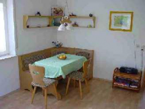 Ihre Essecke ist integriert in den Wohnraum mit 5 Sitzplätzen.