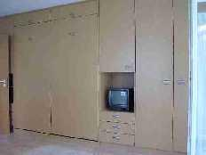 Komfortables Schrankbett integriert in den Wohnraum und die Wohnwand, 2.00m x 2.00m, vom Schreiner für die Wohnung maßgefertigt.