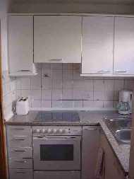 Ihre Küche ist großzügig, die keine Wünsche offen läßt. 
Ausgestattet mit
Heißluftherd, Mikrowelle, 
Geschirrspülmaschine
und vollständigem Inventar, sowie einem Abstellraum.