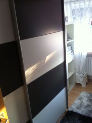 im Schlafzimmer bietet viel Platz und Staumöglichkeiten!