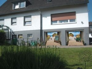 den PKW Einstellplatz und die idyllische kleine Sonnen Terrasse in unserm Bauerngarten befinden sich hier ....